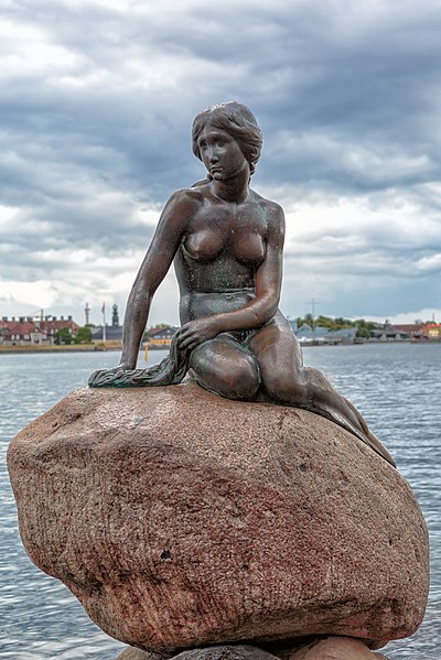 Cтатую Русалочки в Копенгагене подвергли вандализму, нарисовав на ней российский флаг